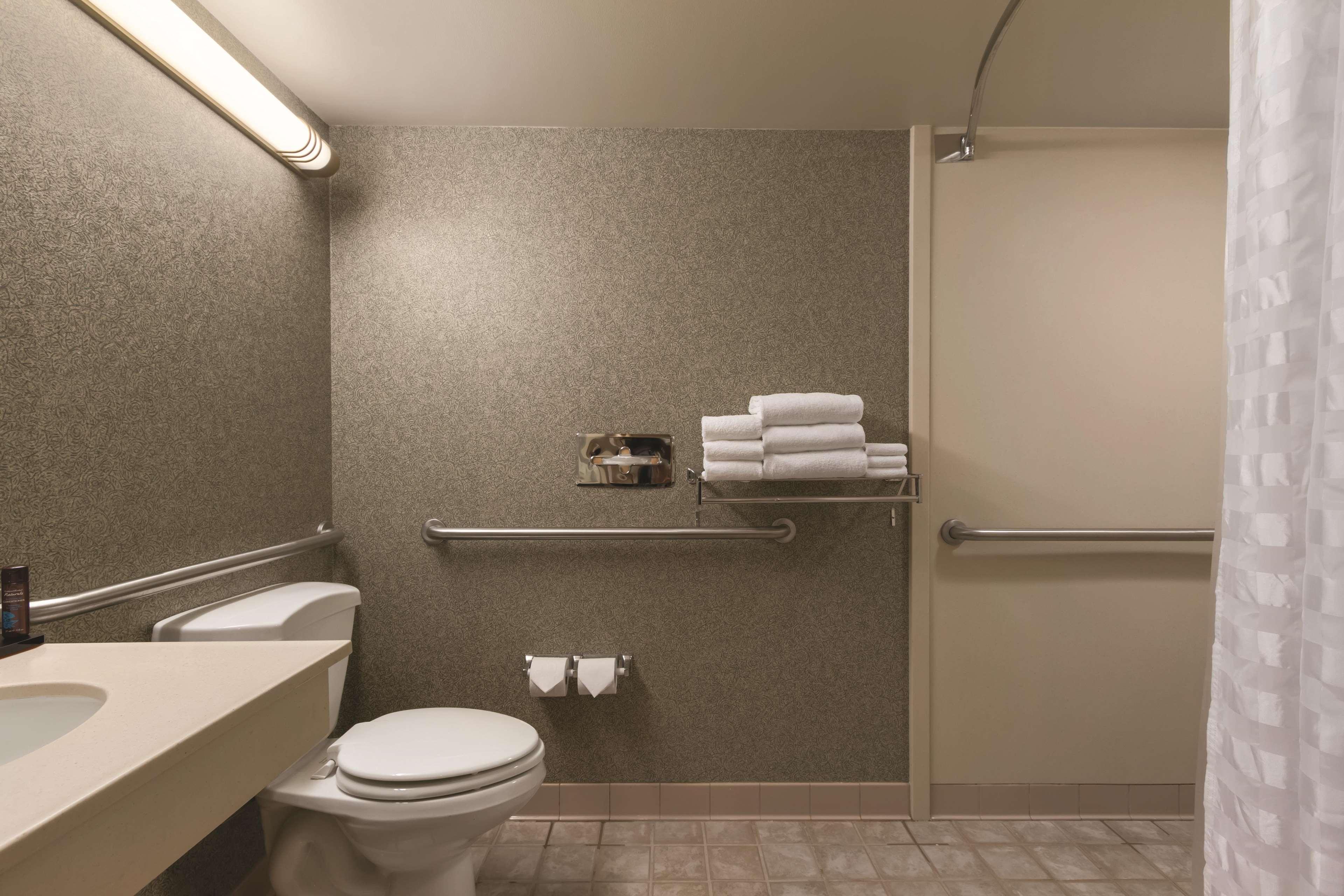 Hotel Embassy By Hilton Airport 4*